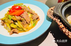 Stir-Fried Yellow Beef with Pickled Cabbage