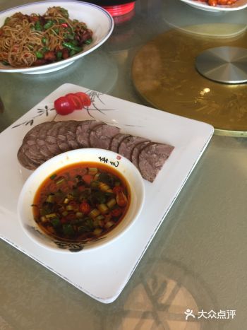小风吹来惬意。店内环境卫生整洁，优雅
