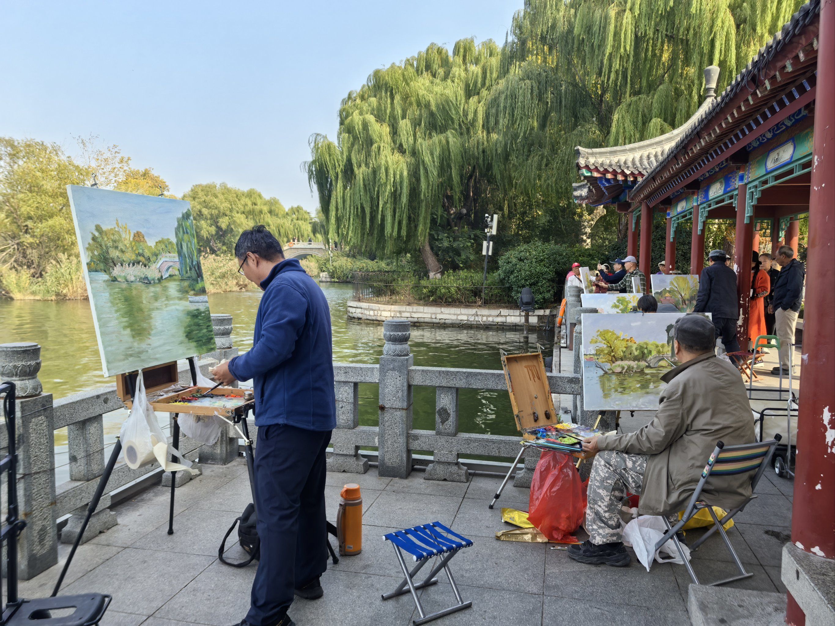0元玩转这座城秋天的大明湖,有画油画写生的,有扛着大炮拍鸟的,还有