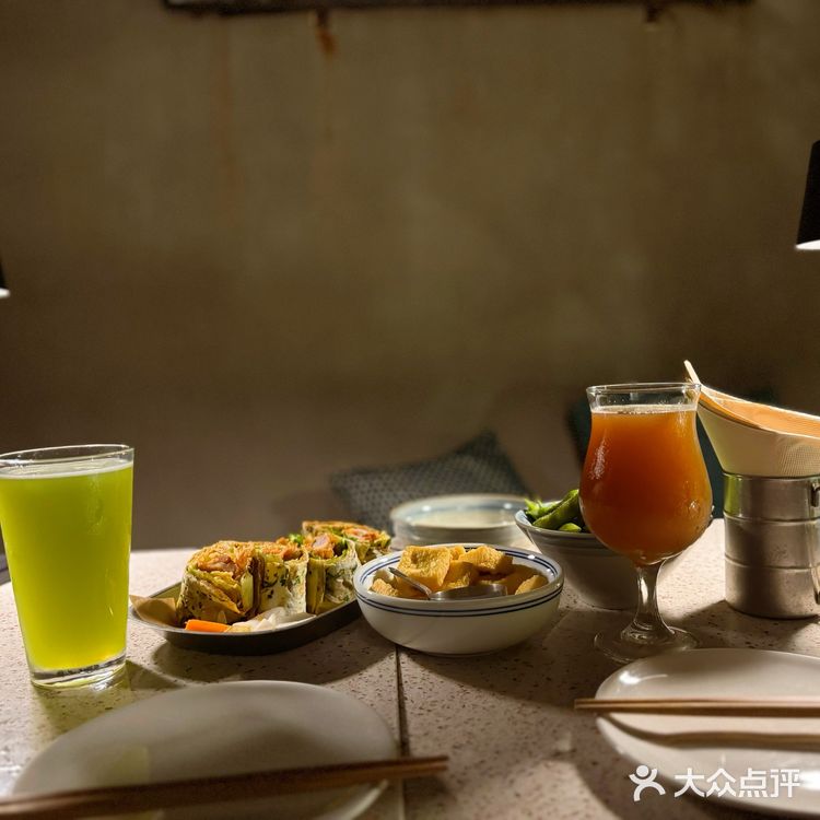 帝都宝藏餐厅，灯影摇曳酒杯边