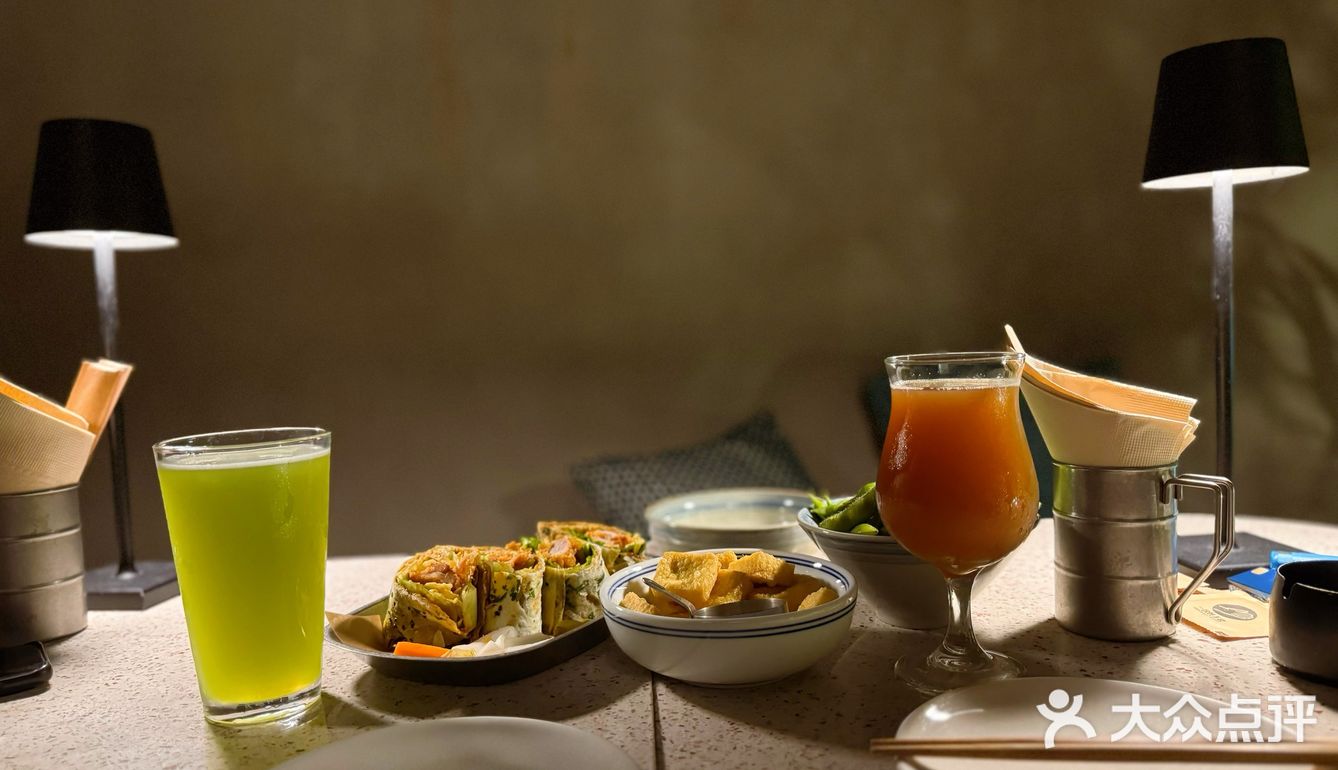 帝都宝藏餐厅，灯影摇曳酒杯边