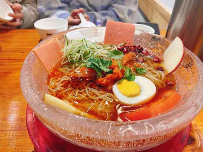 周末逛完直接来被种草的这家烤串   先是被冰碗的大冷面吸引来的 三