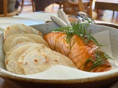 烟熏三文鱼配烤饺子皮和芥末籽酱-BOR Eatery(安福路店)