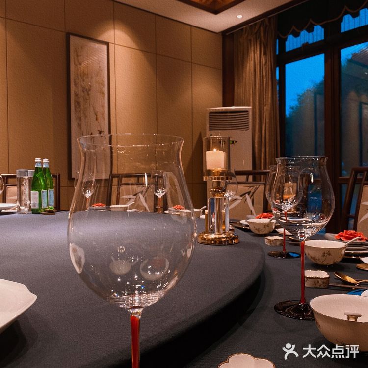 狮子山上,阅江楼旁,宝藏级别的餐厅,雕栏玉砌醉东风