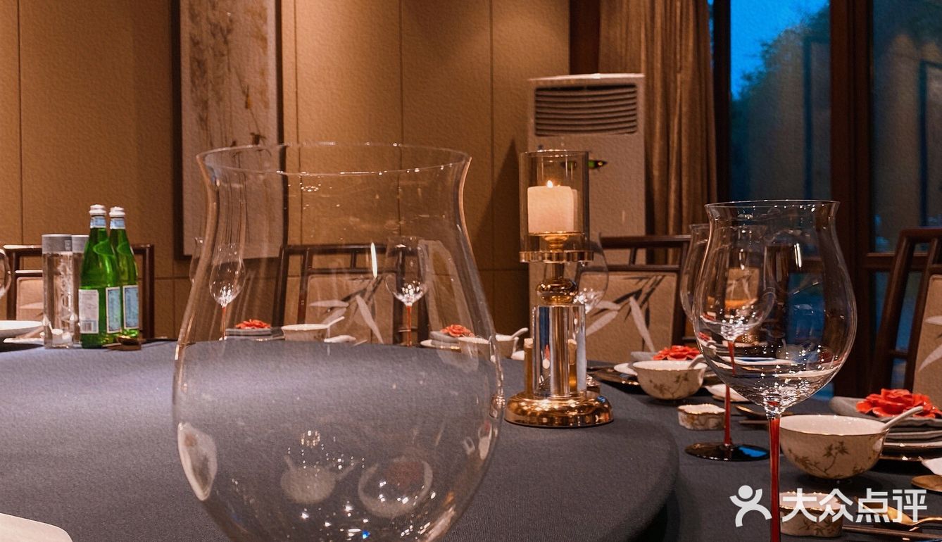 狮子山上，阅江楼旁，宝藏级别的餐厅，雕栏玉砌醉东风