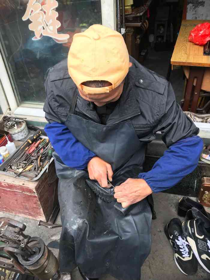 徐记修鞋-"师傅很健谈,关键是手艺不错.补鞋根有黑色.