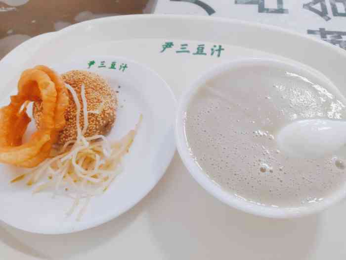 尹三豆汁是连续三年的米其林推荐餐厅,也是最便宜的米其林,像我点了