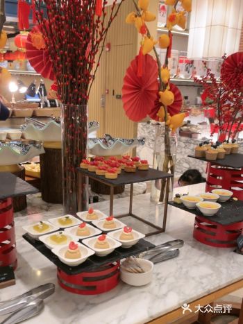 和朋友在大众点评上看到的一家自助餐厅店