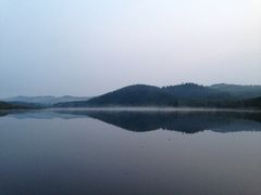 去五营路上的丽丰湖，早起拍的-五营红松林海景区