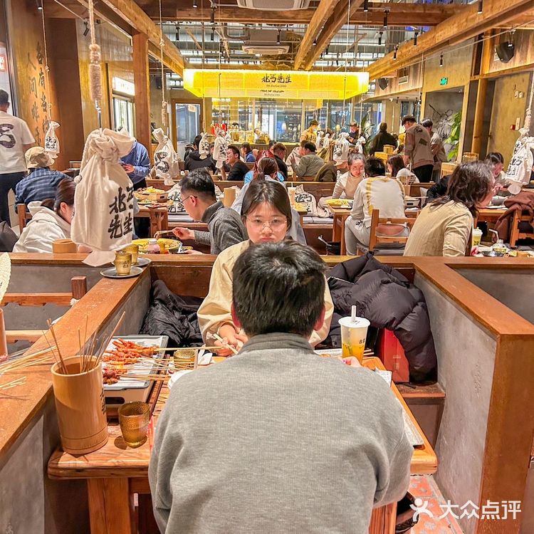 杭州滨江新开的这家东北烧烤店，真的是太火爆了！