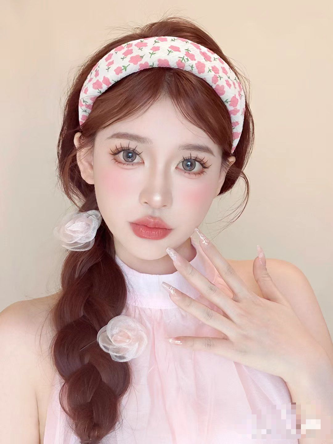 俏皮可爱妆:粉色系眼影晕染,睫毛弯弯,脸