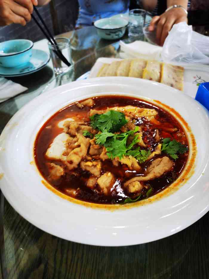 鑫炳记食府"比较有特色的一家饭店,环境很好,就是室内.