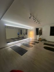 -闺蜜瑜伽·普拉提女性塑形馆