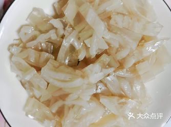 食材： 猪肉皮，葱姜，花椒，大料，香叶， 步骤1：
