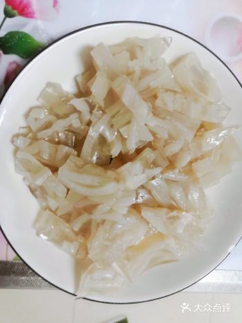 食材： 猪肉皮，葱姜，花椒，大料，香叶， 步骤1：