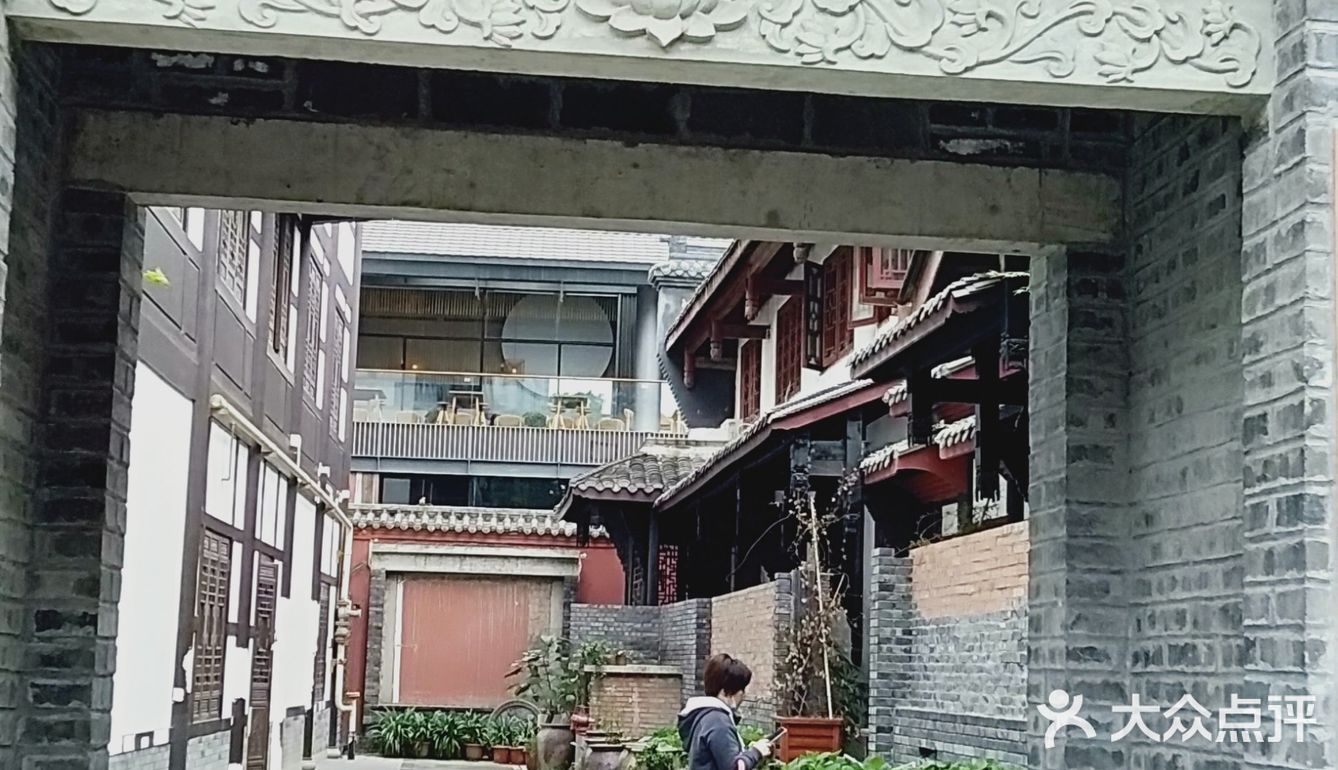 院内呢有曼陀罗，还有憨态可掬的小和尚