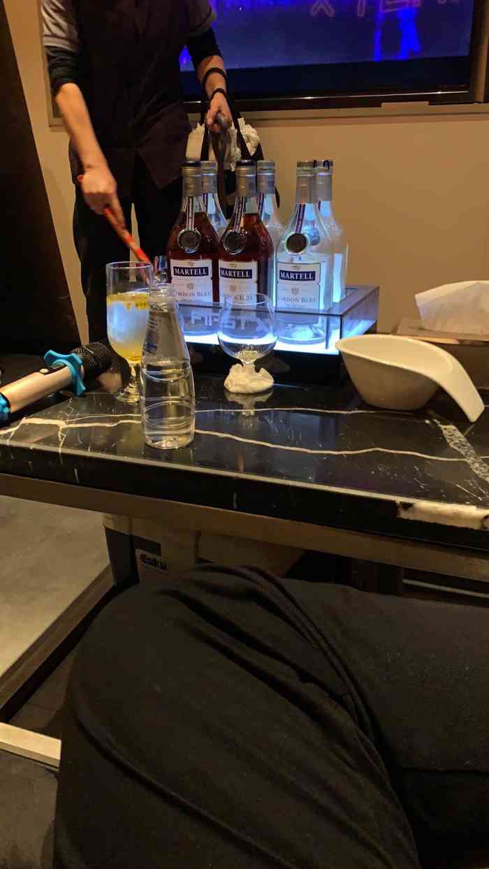 first x 酒吧-"跟同事一起下班过来玩的,离上班的地方有点.