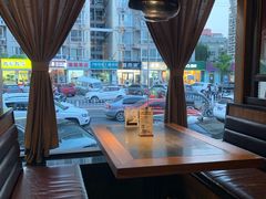 靠窗位-辣尚瘾·烤鱼·新川菜(交大直营店)