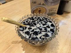 青草糊加牛奶-一碗八宝饭(沚京街店)