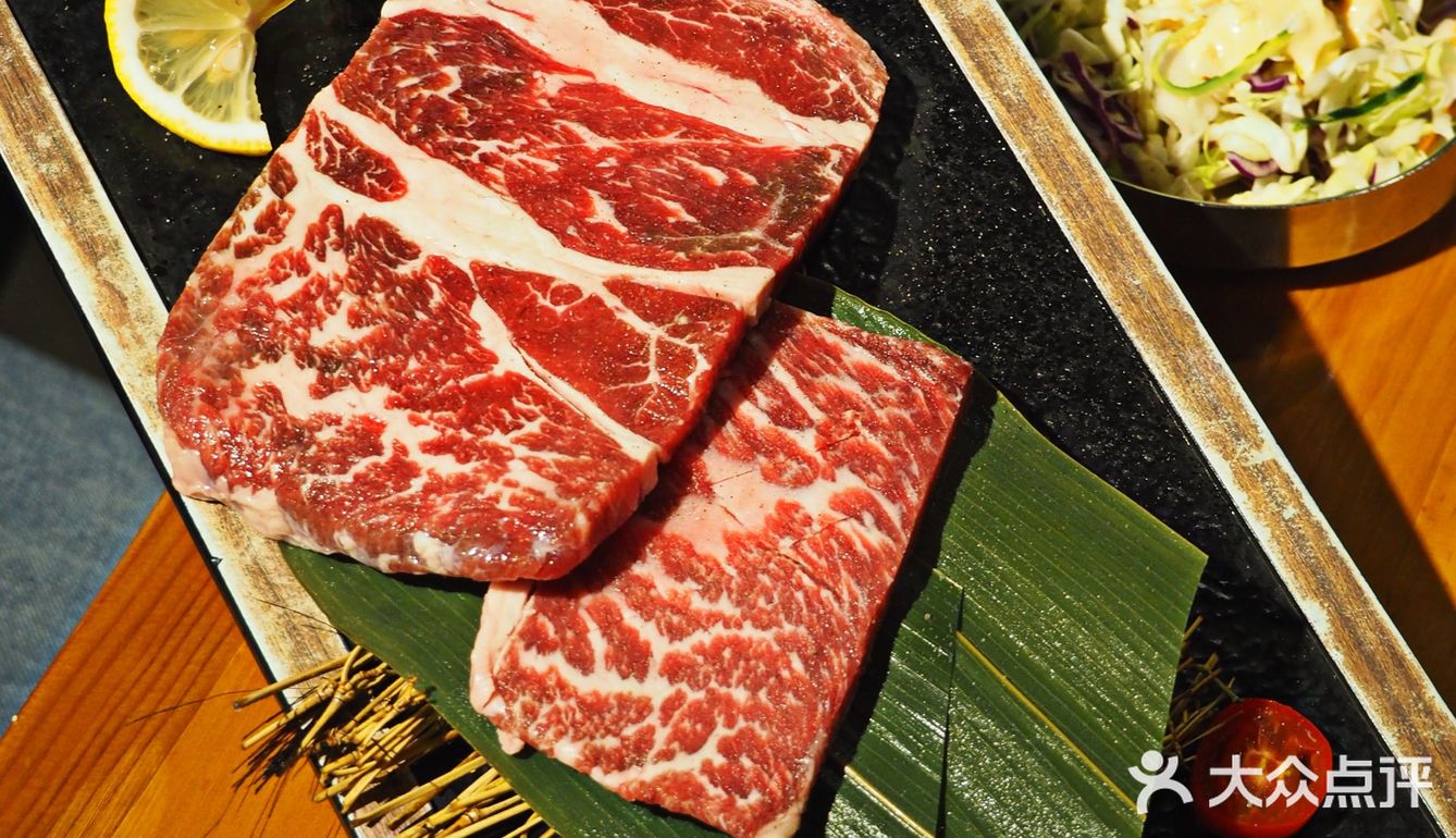 吃肉吃得贼过瘾🤤这家烤肉店竟🈶️1m厚五花…