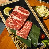 吃肉吃得贼过瘾🤤这家烤肉店竟🈶️1m厚五花…