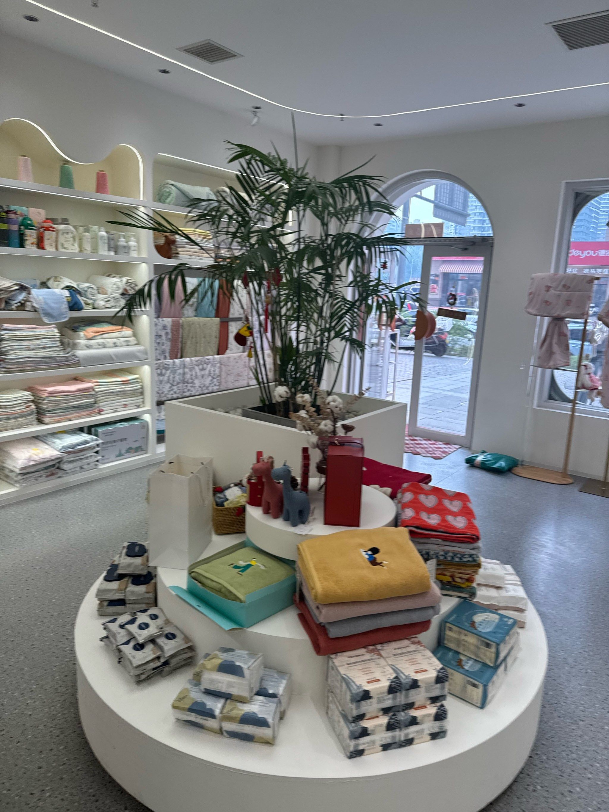 家一站式宝藏母婴店
各种母婴用品太齐全了,陈列的非常精致便于挑选