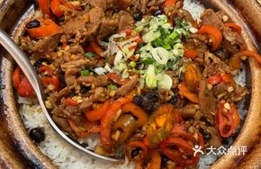 Red Pepper Stir-Fried Pork with Rice in Clay Pot