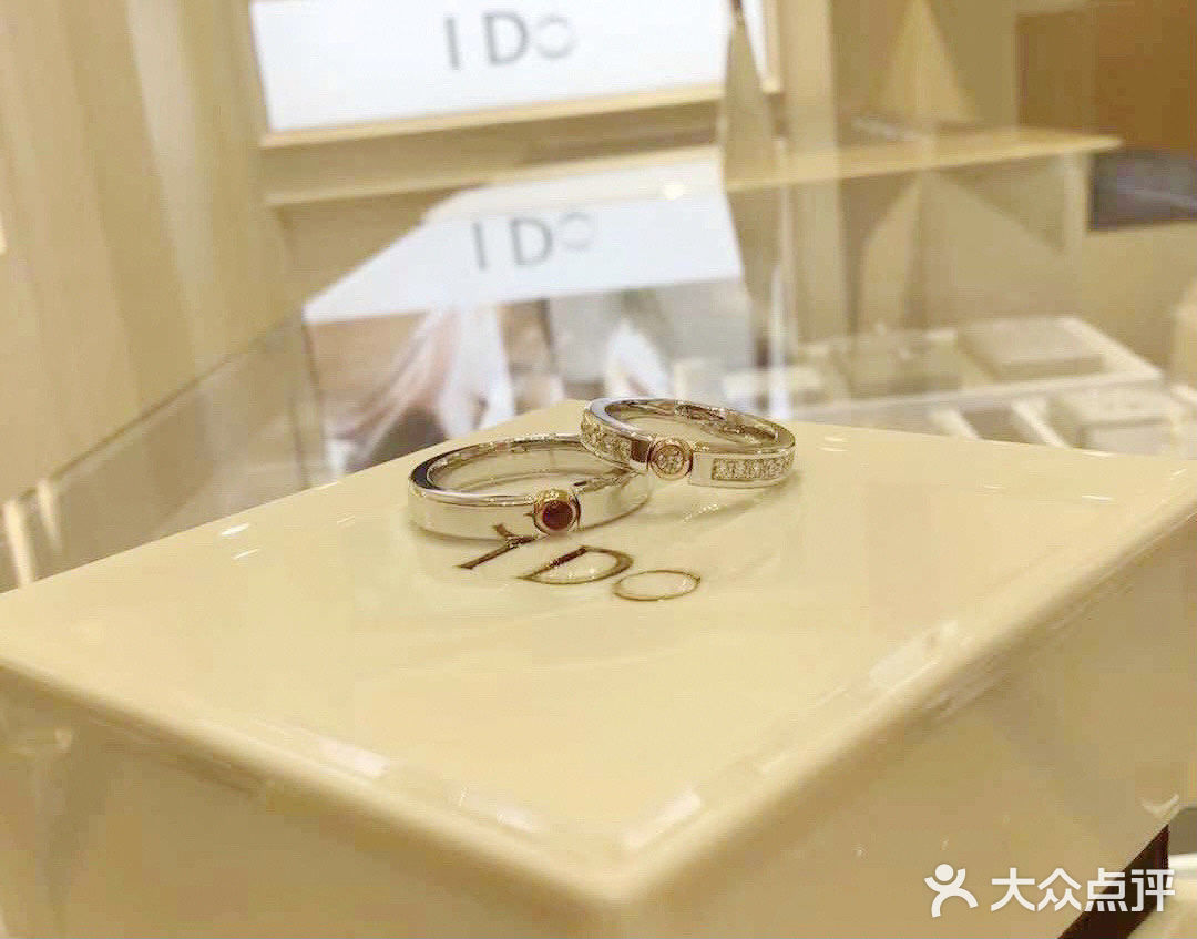 360·Iove系列是近年推出的新婚戒指，整个系列的