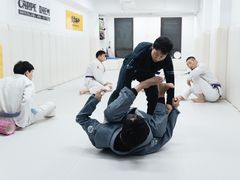 -菠萝格斗巴西柔术训练馆
