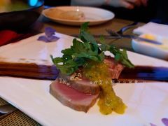 日本蓝鳍金枪鱼色拉配蒜香芝麻酱-YUE·6·西式融合餐厅(外滩六号店)