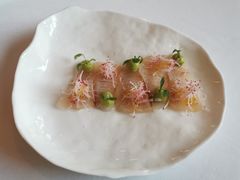 皇帝鱼刺身配牛油果和小红萝卜-Jean Georges