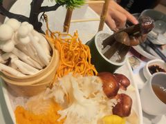 -洪氏嗨捞·广东猪肚鸡·椰子鸡火锅(西咸万象城店)