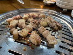 厚切五花肉-·缸桶屋·韩式牛肋条自助烤肉(西湖D11店)