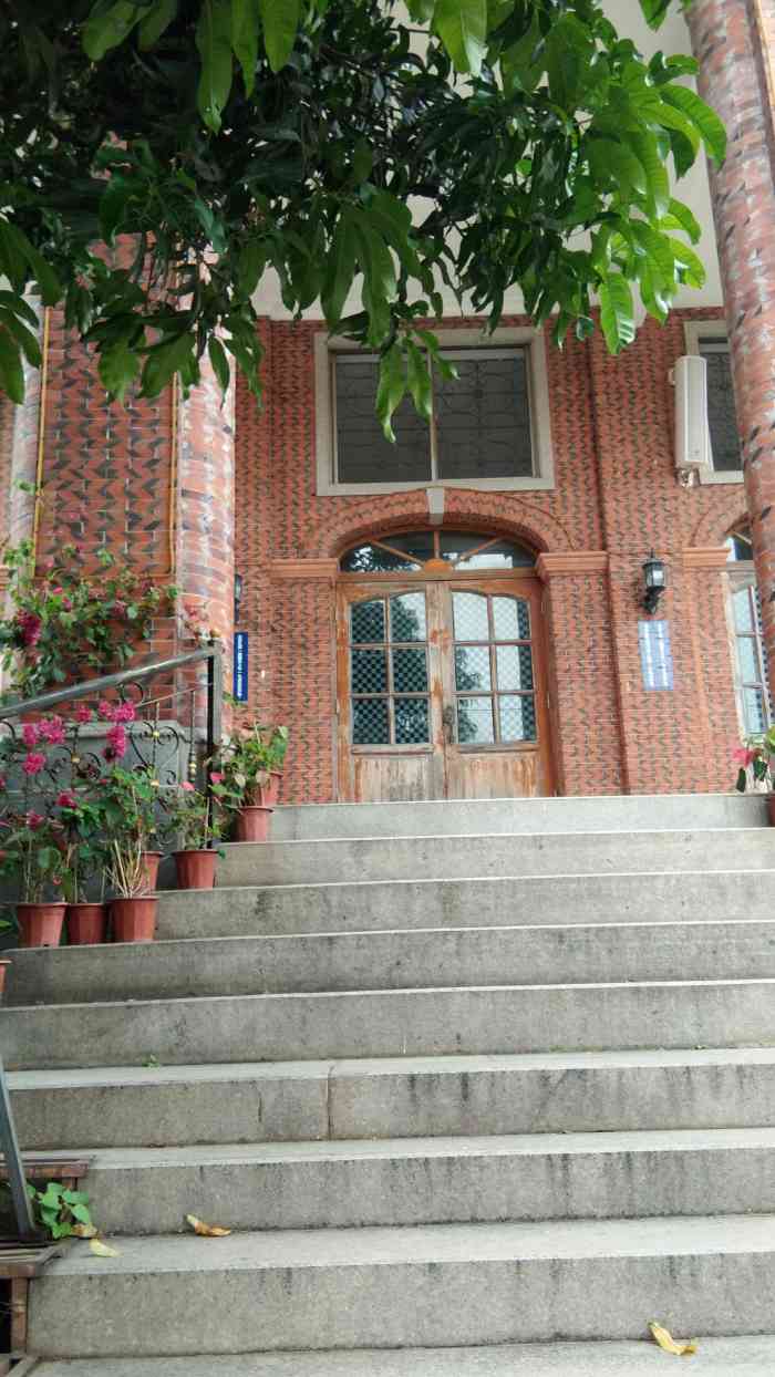 基督教泉西堂-"如果不看头顶上的十字架7715还以为是谁家.