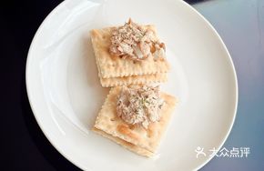 Tuna with Soda Cracker