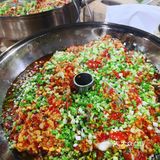 倒也都坐满了，桌桌都有个鱼头，真是招牌菜呀…