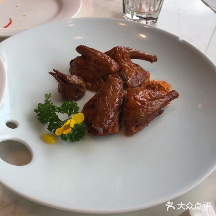 钱塘·粤点坊中山玻璃脆皮乳鸽图片