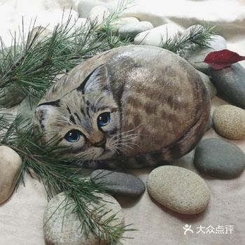 一组超可爱的小动物丙烯石头画欣赏
