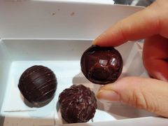 厄瓜多尔黑巧松露形夹心巧克力-Laderach 莱德拉(上海环贸iapm店)