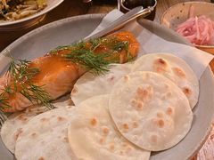 烟熏三文鱼配烤饺子皮和芥末籽酱-BOR Eatery(安福路店)