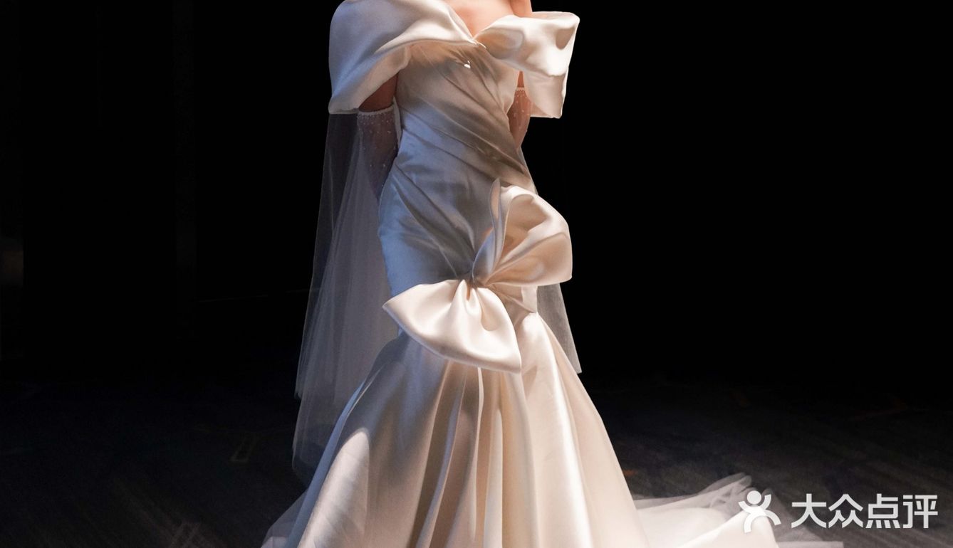 缎面鱼尾蓬蓬袖→公主请留步