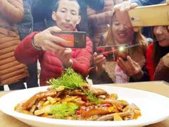 酸辣茴香小鱼-谢师酒家