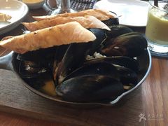 -ROAST coffee & eatery