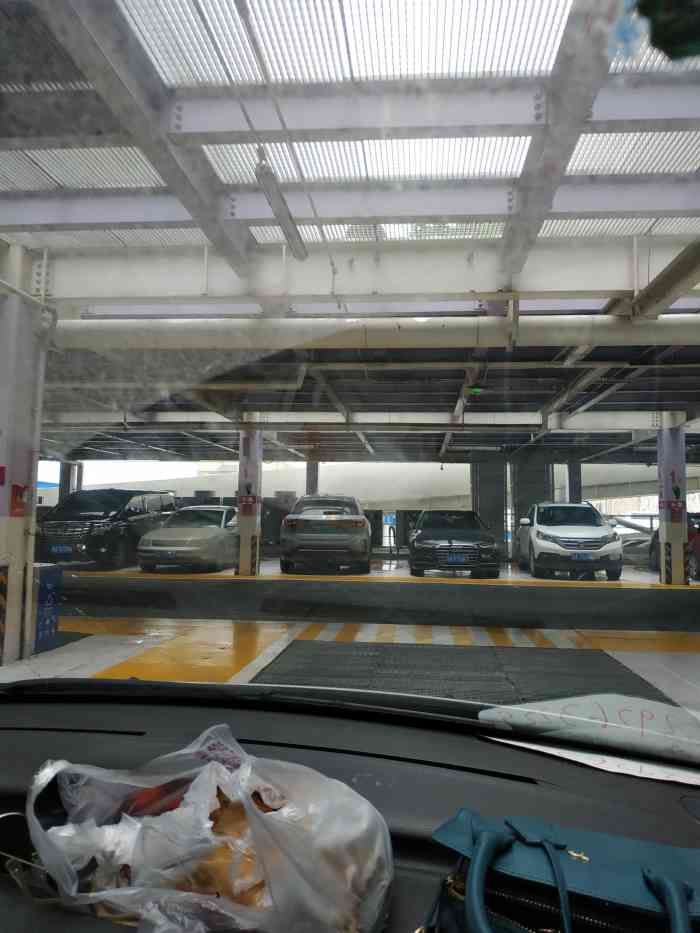 赛格国际楼顶阳光停车场