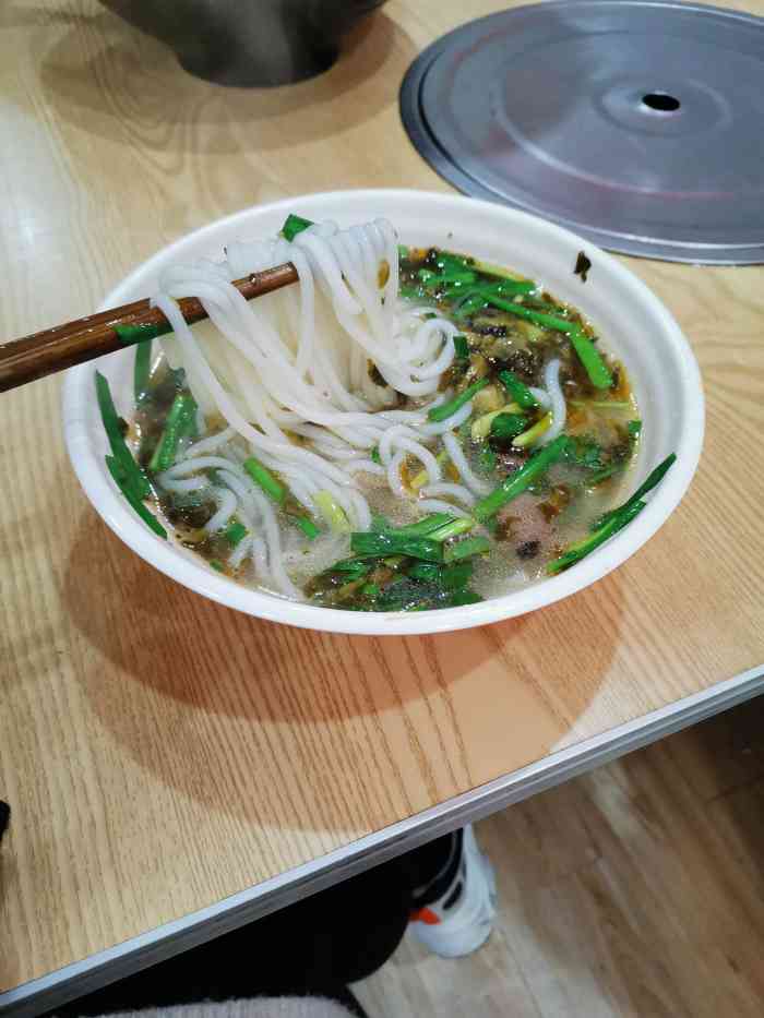 黄山羊南江羊肉米粉-"开在巴州区回风大道上的一家米粉店,中午时.