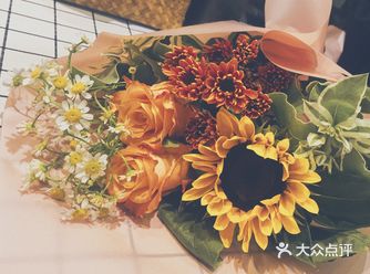 店里的花材都很新鲜，品种也好