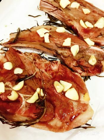 厨神的做法。  食材：羊肩排，盐，黑胡椒，油