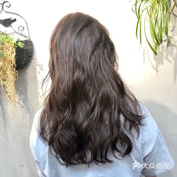 棕色系不需要漂头发，喜欢小清新风格的女生在适合不过了