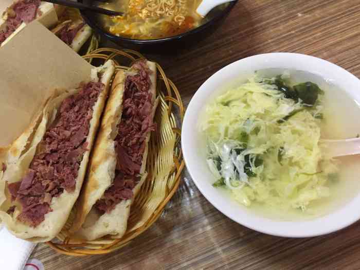打分    /人 中午吃午饭 两个驴肉火烧 加一碗鸡蛋汤