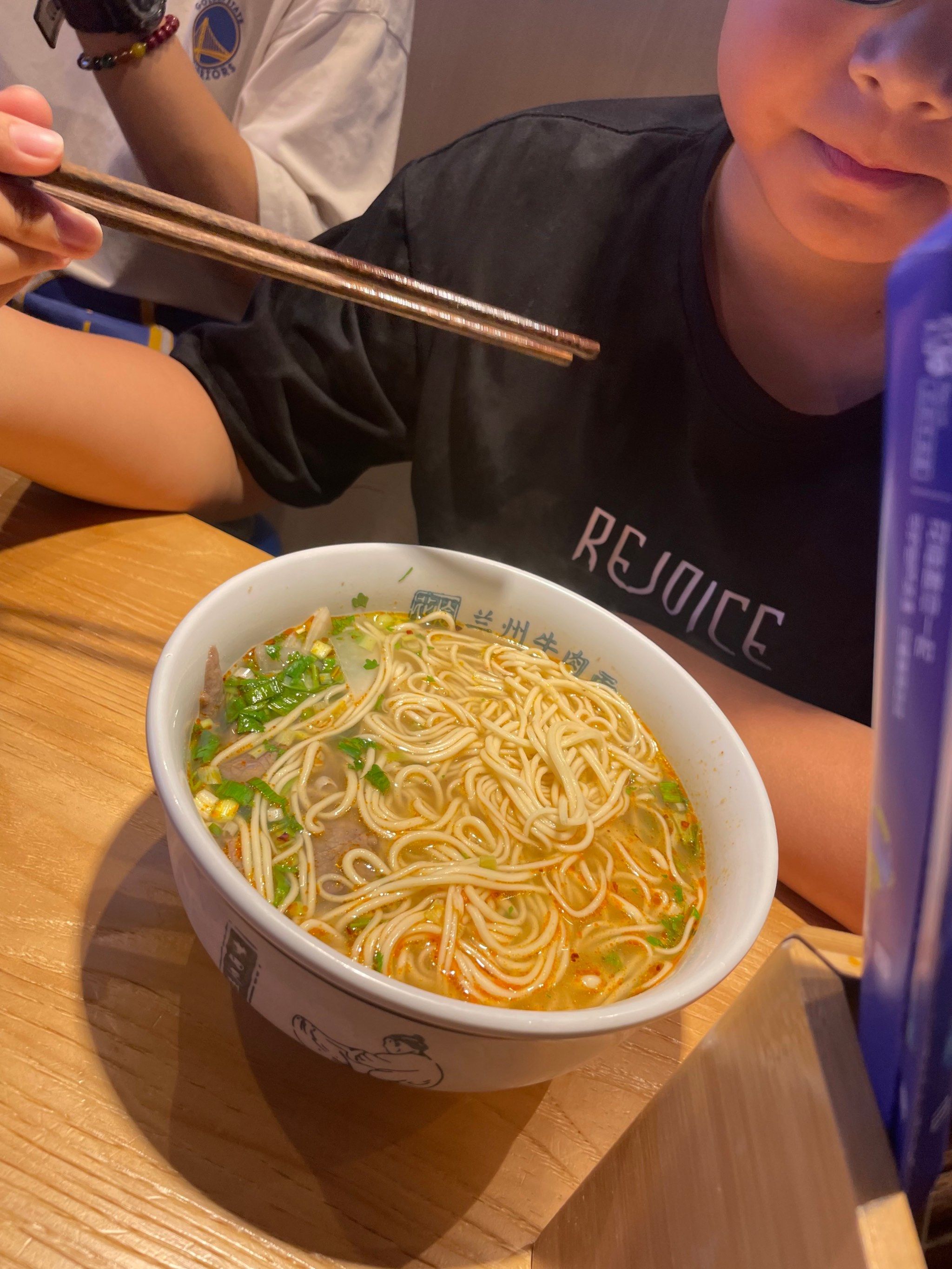 大口吃面,小心烫嘴啊,孩子就爱吃兰州拉面